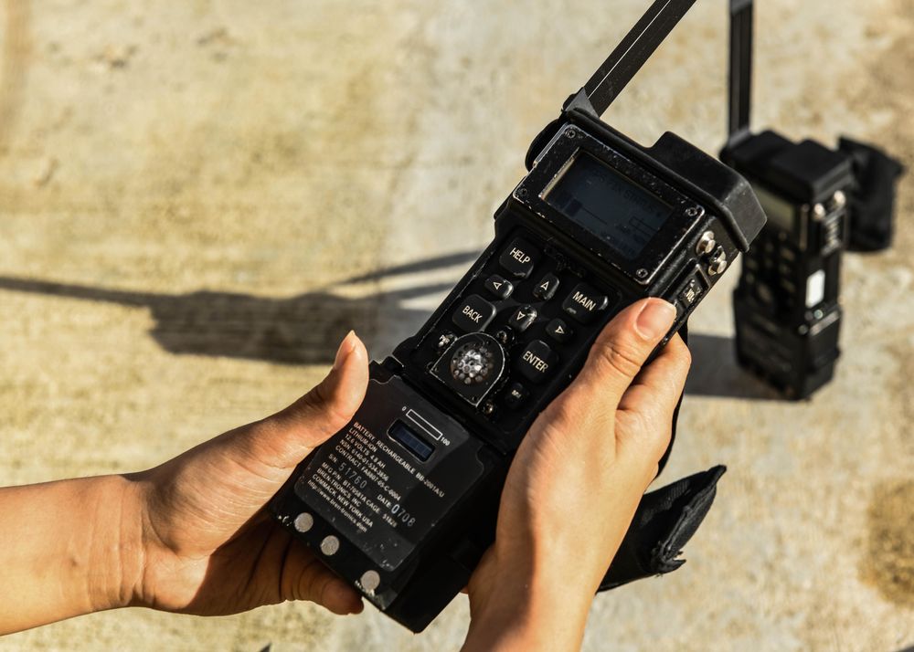 Combat Survivor Evader Locators (CSEL), en enhet som skal gjøre det enklere å finne piloter etter en krasj. 