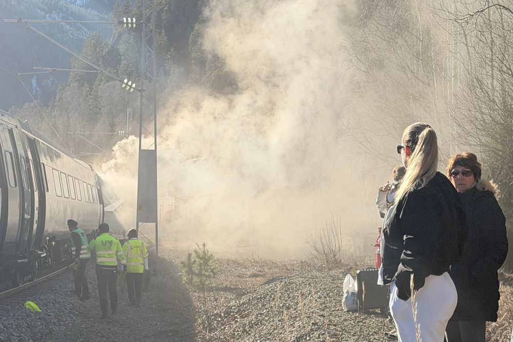 220 passasjerer ble evakuert fra toget. Her har toget kjørt bort fra de brennende vognene. Over toget ser man kjøreledning og bæreline, her inntakt. 