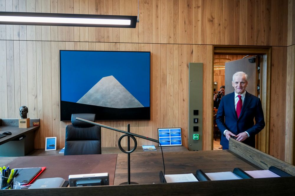 Statsminister Jonas Gahr Støre (Ap) viser fram sitt nye kontor i regjeringskvartalet.