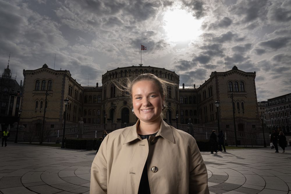 Frøya Skjold Sjursæther, MDG. Utenfor Stortinget.