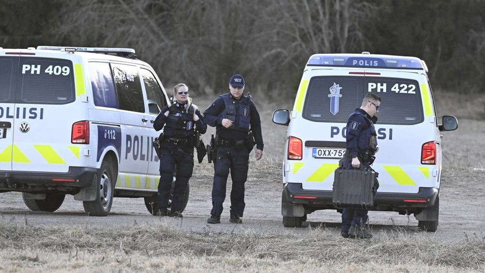 Finske politifolk sperret lørdag av et område i Itis/Iiiti i Finland etter funn av en stridsdrone.