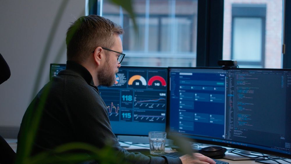 Nasjonal Sky er en helnorsk skyløsning som gir norske virksomheter full kontroll over egne data, lagret og driftet utelukkende i Norge.