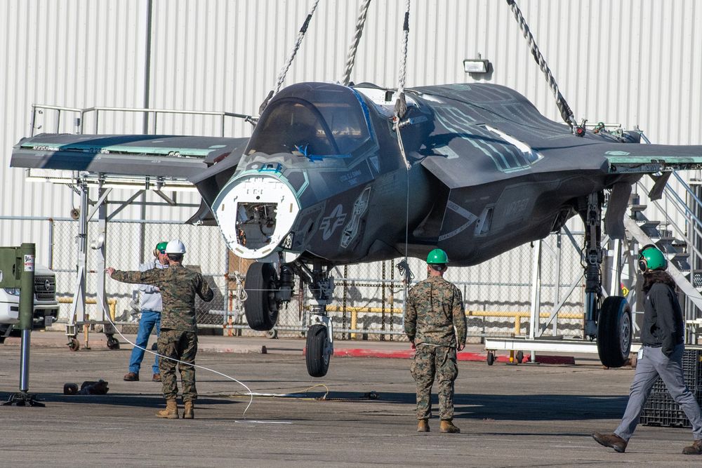 Den nye ildledningsradaren til F-35-fly som de amerikanske forsvarsgrenene har bestilt, er ikke leveringsklar. Dermed risikerer forsvarsgrenene å motta fly uten den viktige radaren. Flyet på bildet er også uten radar, men dette er et eldre og strippet F-35-fly som her brukes under et kurs i berging av flytypen.