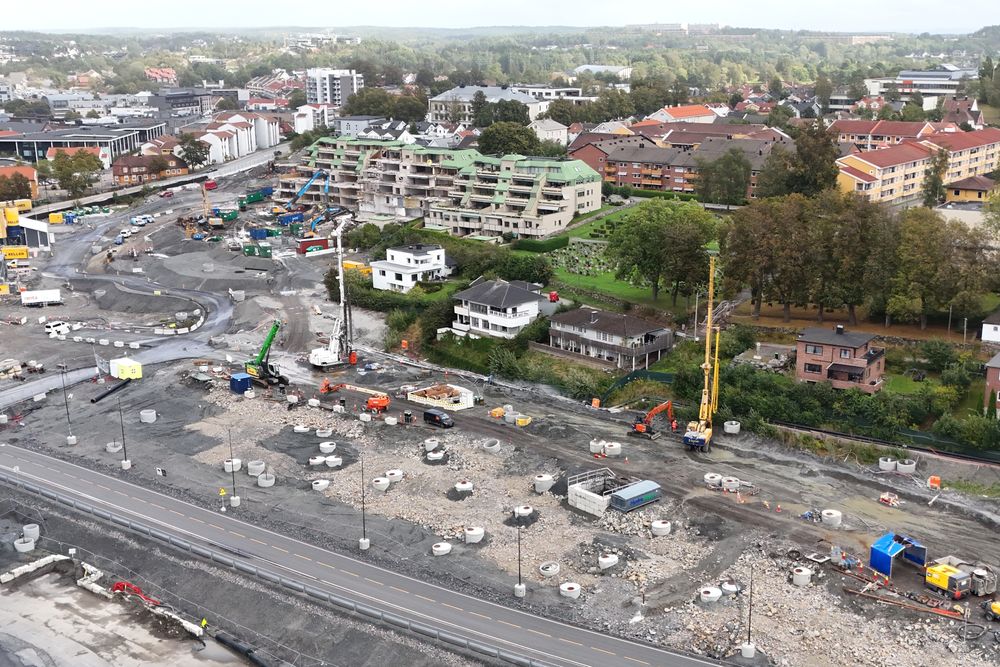 Midt i Moss sentrum pågår anleggsarbeidet som har skapt langvarig støykonflikt. Nå ber Bane Nor om unntak fra støygrensene de ikke fikk endret.