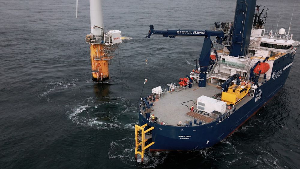 Her lader servicebåten med den nye induktive løsningen – langt til havs og med strøm fra en vindturbin.