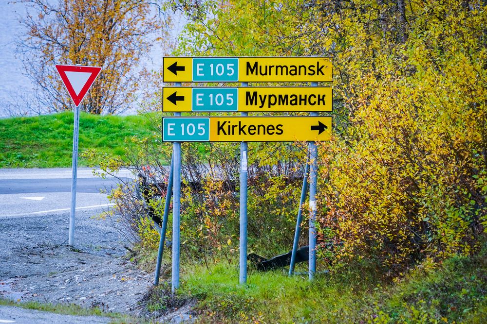 Straks er det slutt for skilt som viser til Murmansk på russisk. Bildet er tatt ved Storskog grensestasjon i Finnmark. 