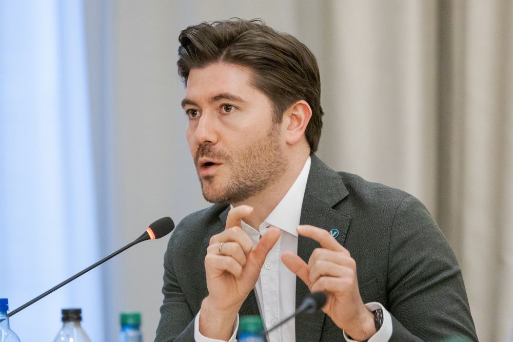 Stortingsrepresentant Grunde Almeland (V)  stiller spørsmål ved økende avhengighet av utenlandske leverandører.