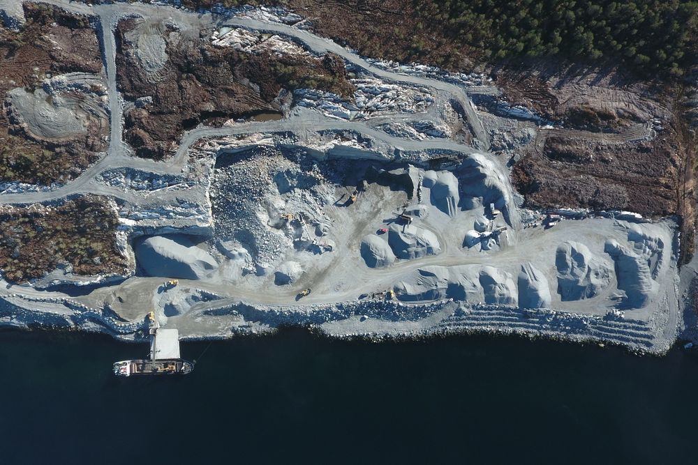 Slik så tomten til Salfjord ut i mars i år. Første byggetrinn av oppdrettsanlegget skal etter planen stå klart i 2028. 