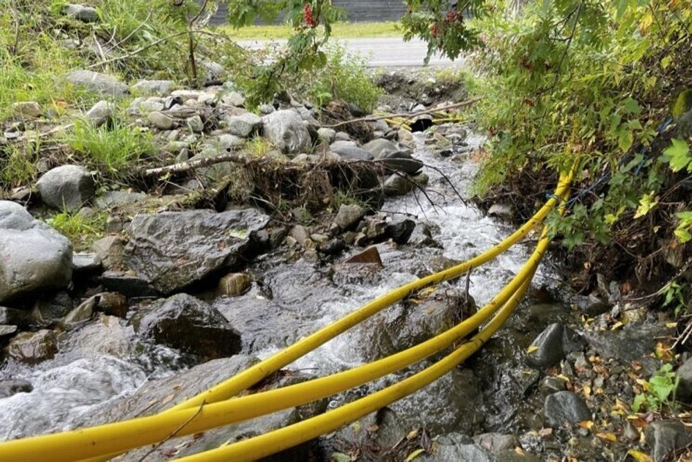 Nkoms sikkerhetsdirektør Svein Sundfør Scheie sier de har sett mange eksempler på fiberkabler som ikke er lagt forsvarlig. Nå lages det en standard for sikker kabellegging.