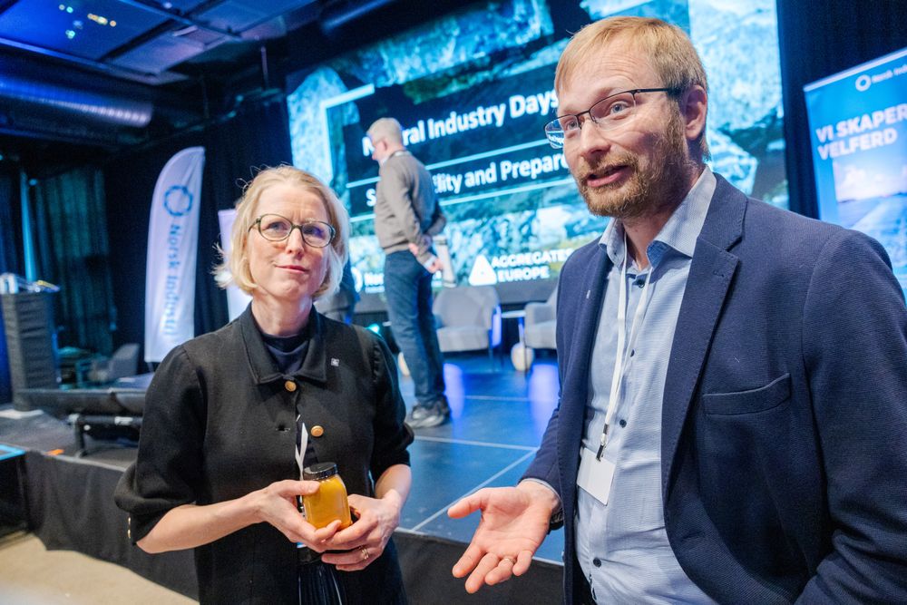 Ulrika Bohman Troubat, Director Public & Industry Relations, Corporate Affairs & Global Initiatives, og bergingeniør David Winnem Hovland i Yara mener det er på tide å hente fram tegninger fra 90-tallet.