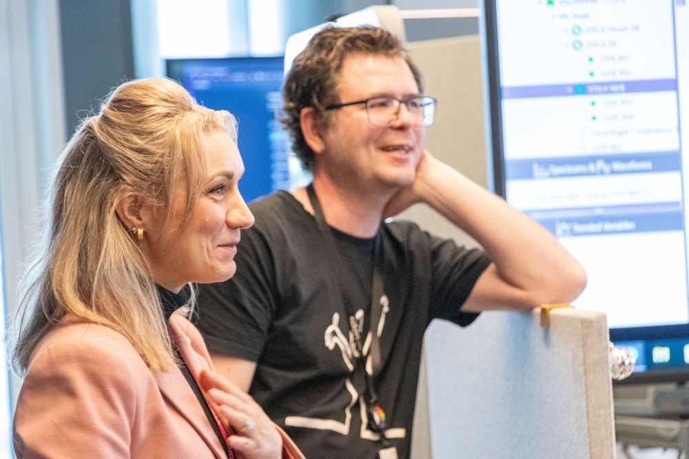 Digitaliseringsminister Karianne Tung var på plass hos Equinor i forrige uke. Der fikk hun en gjennomgang av selskapets bruk av egne KI-modeller. De har spart energigiganten for milliarder av kroner. Her er hun sammen med Peter Aardal, leder for prosessteknologi ved IOCT.