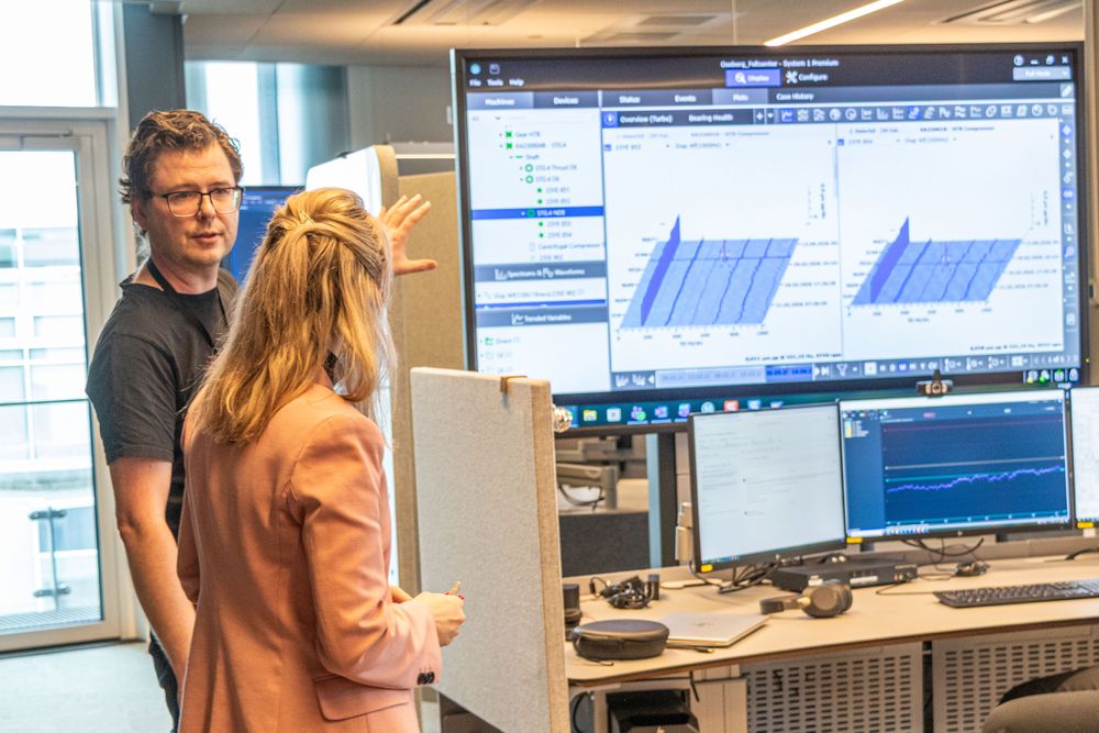 I operasjonssenteret i Bergen vurderer kunstig intelligens data fra en mengde sensorer i Equinors verdikjede. Peter Aardal, leder for prosessteknologi ved IOCT, forklarer prosessene for digitaliseringsminister Karianne Tung.