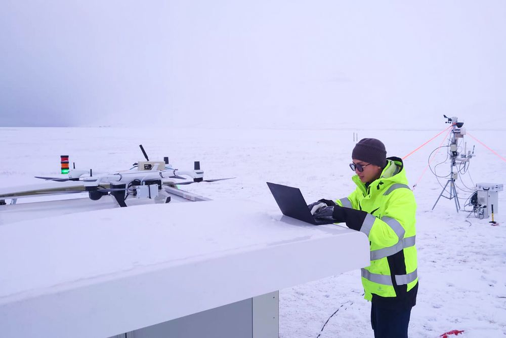 På Svalbard fikk PhD-stipendiat Huy Duong Gia og resten av teamet testet det komplette systemet i arktiske forhold. Her står Skeyetech-dronen fra Azur Drones på dokkingstasjonen. Ifølge droneselskapet var det mest utfordrende å frakte dokkingen, som veier over 400 kg, til det øde testområdet. 