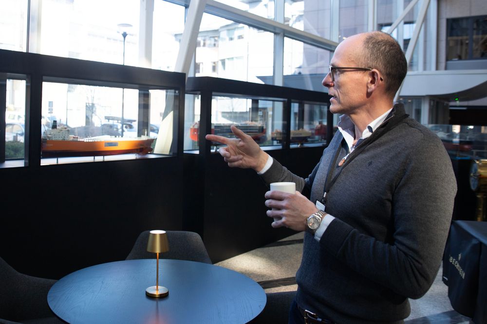 Jens Ellingsen i Wilhelmsen Ship Management viser fram modellene av historiske Wilhelmsen-skip. Managementselskapet er separat fra rederiet, men deler til en viss grad eierskap.