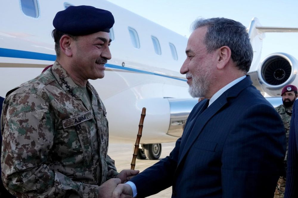 Irans utenriksminister Abbas Araghchi, her i det han tok imot Pakistans hærsjef Asim Munir i Teheran onsdag.