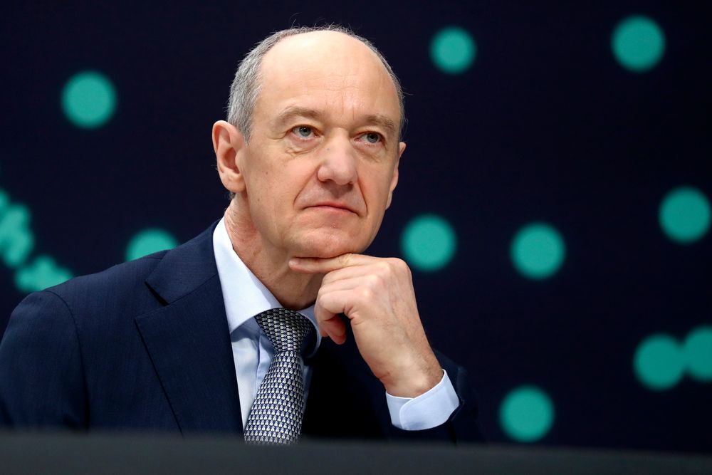 Siemens-sjef Roland Busch advarer mot EUs KI-regler og åpner for å flytte investeringer ut av Europa.