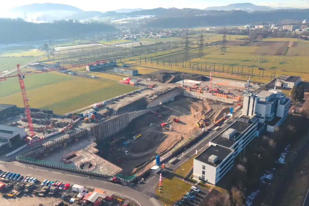 Byggingen av det gigantiske flytbatteriet har startet. Gropen er 27 meter dyp.