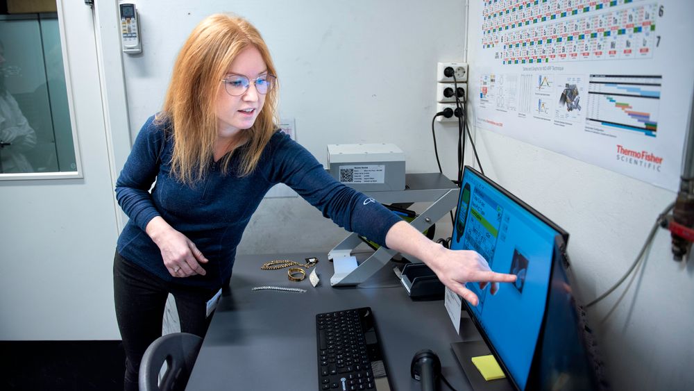 Ingunn Hilton tester smykker som er kjøpt i norske butikker, på jakt etter skadelige stoffer som gjør den ulovlig å selge i Norge.