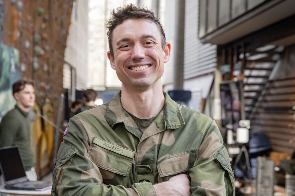 Sindre Føllesdal, produkteier i Team 5G ved CIS-regimentet i Cyberforsvaret, sier smarttelefonene kan bli det nye internsambandet i Forsvaret.
