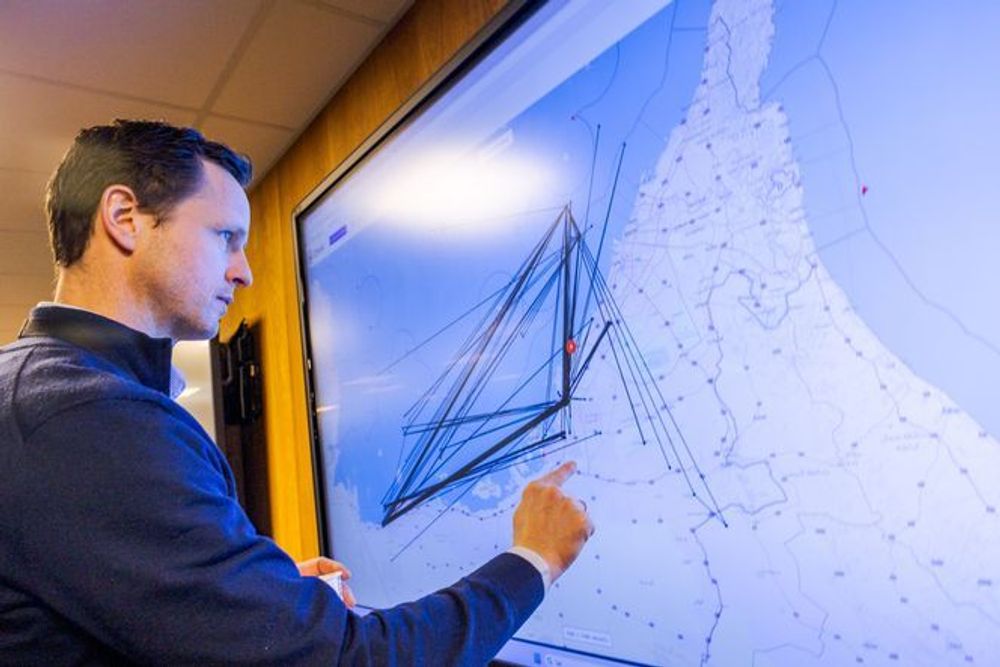 Lars Benjamin Vold i Norma Cyber viser fram spoofing av skip i Persiabukta i forbindelse med krigen i Iran. 