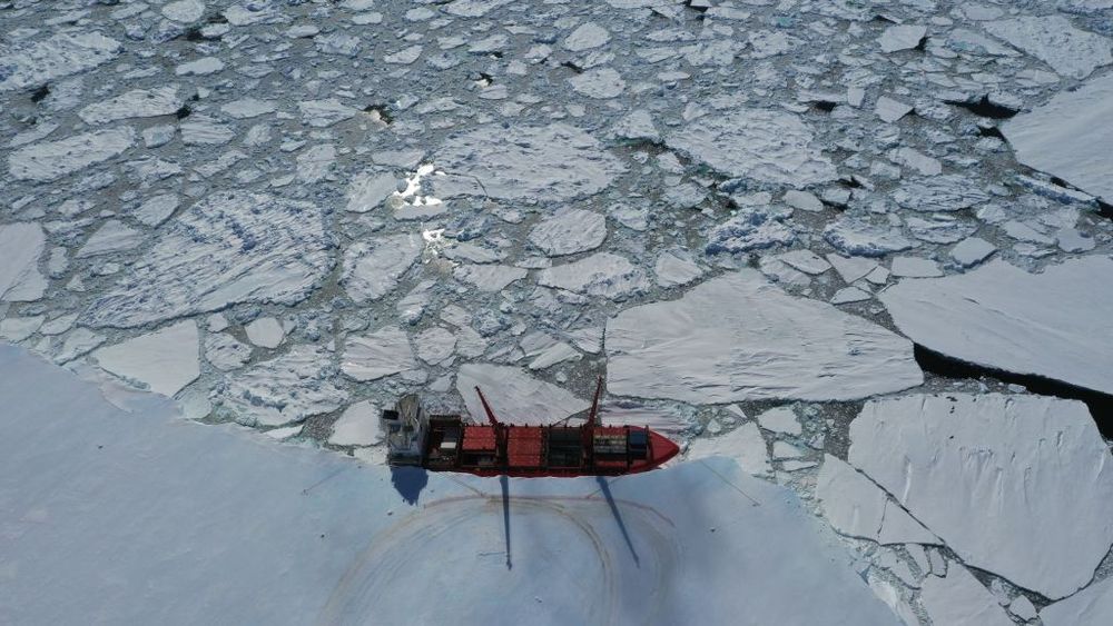 Lossingen av neste års utstyr og forsyninger til forskningsstasjonen i Antarktis tar en ukes tid. 