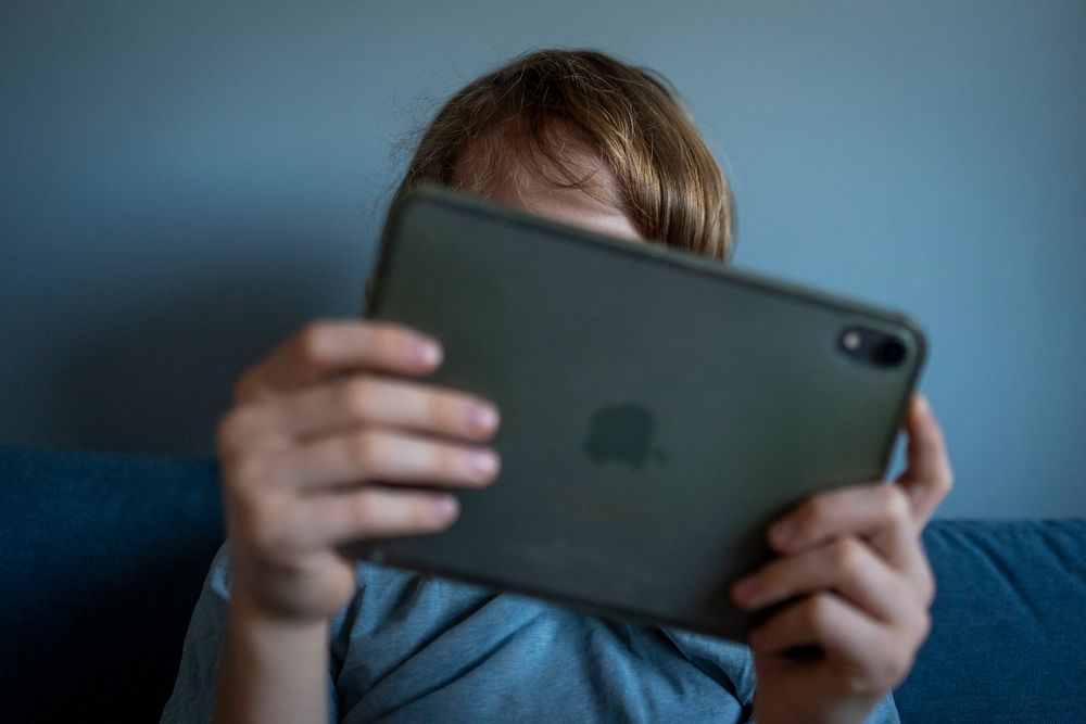 Bruken av skjerm bør ned også for de eldste skolebarna, ifølge kunnskapsministeren.