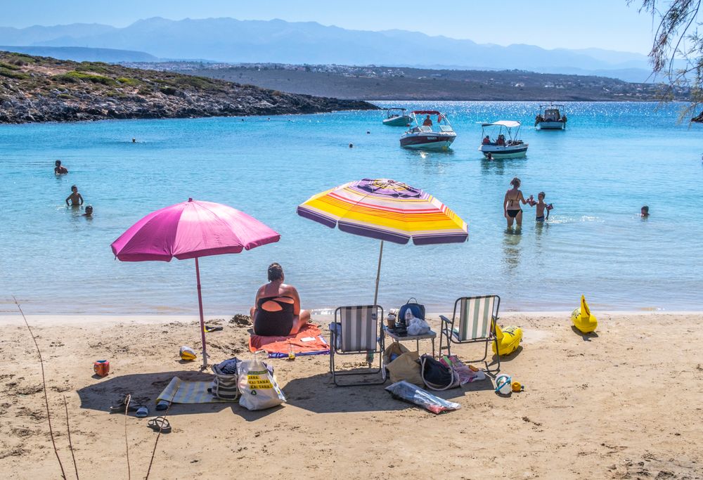 Det er veldig sannsynlig at årets sommerferie påvirkes av drivstoffproblemene etter Iran-krigen, ifølge EU. Bildet er fra Kreta.