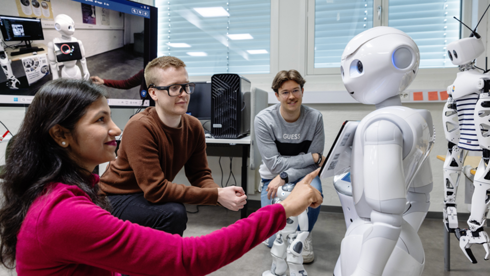 Pepper og studenter i Laboratorium for læringsteknologi ved Institutt for datateknologi og informatikk. 