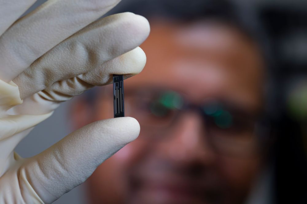 Direktør Vijoy Pandey i Ciscos gruppe for ny teknologi, med nettverksbrikken Cisco UQS, som gjør kvantenettet mulig.