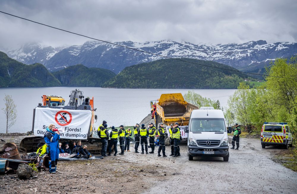 En rekke demonstranter har i flere år aksjonert mot dumpingen i Førdefjorden. 