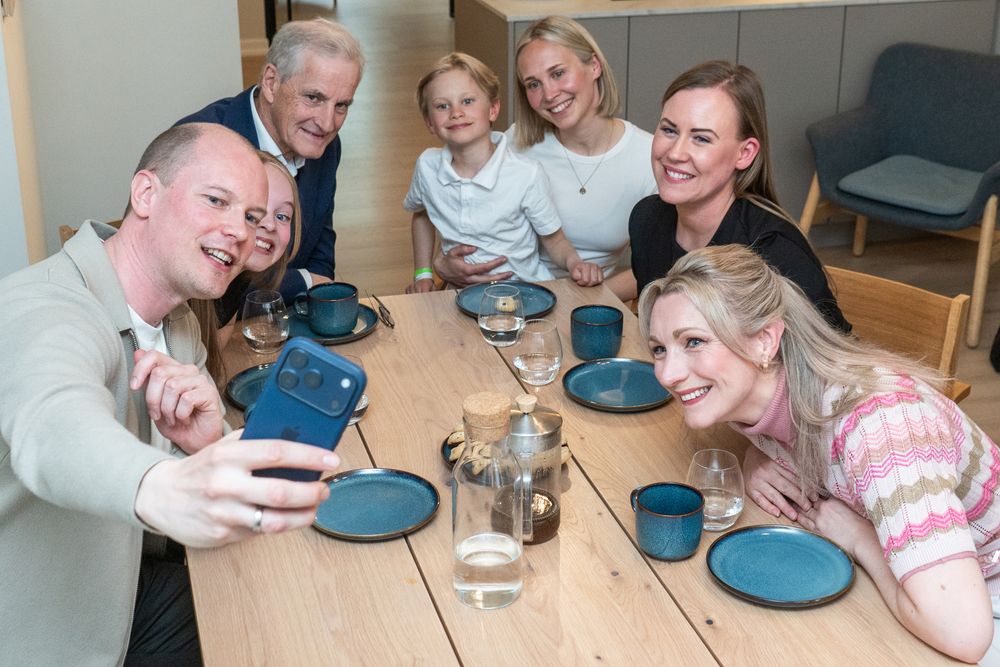 Statsminister Jonas Gahr Støre, barne- og familieminister Lene Vågslid og digitaliserings- og forvaltningsminister Karianne Tung besøker familien Faanes Persson.