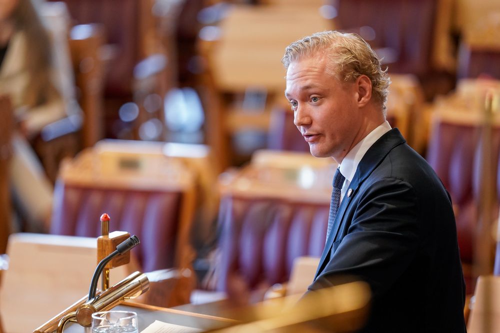 Stortingsrepresentant Simen Velle mener det er en bjørnetjeneste å slippe ungdom inn i sosiale medier først når de fyller 16 år.