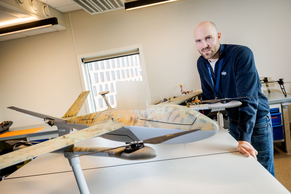 Christian Fredrik Eggesbø, administrerende direktør og gründer i Six Robotics, her med en ombygget drone fra norske Robot Aviation. En komponent på toppen av dronen er sladdet i bildet fordi den ikke skal offentliggjøres.