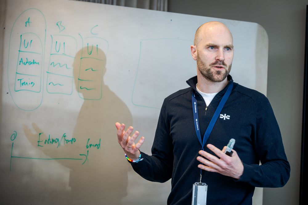 Christian Fredrik Eggesbø leder Six Robotics, som utvikler dronesvermprogramvare på Helsfyr i Oslo.