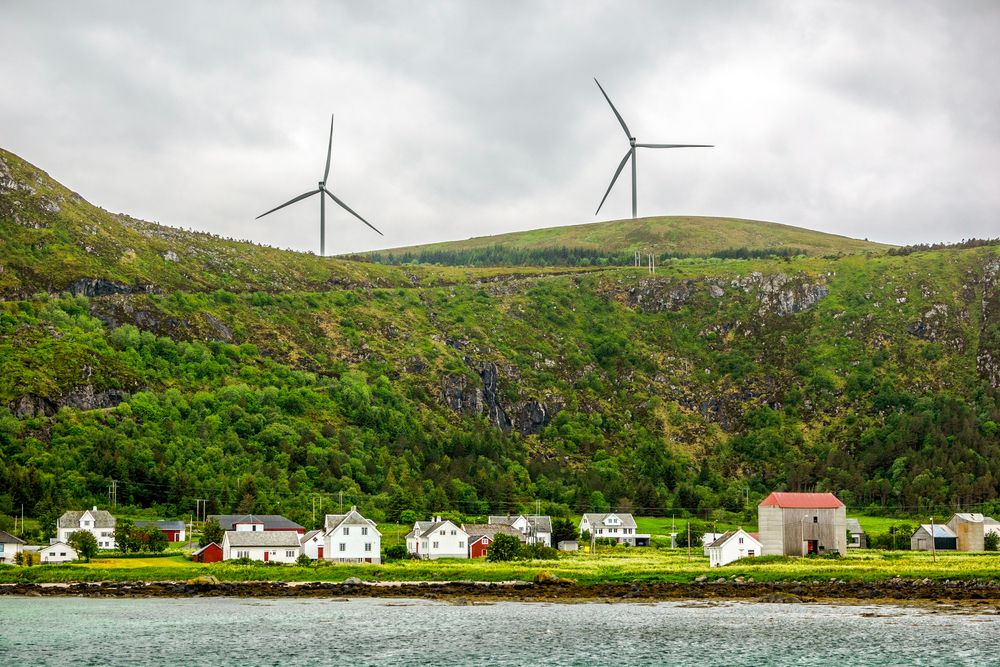 Vindmøller ved tettstedet Ulla på Haramsøya i Ålesund kommune i Møre og Romsdal. Regionen har hatt høye strømpriser i det siste.
