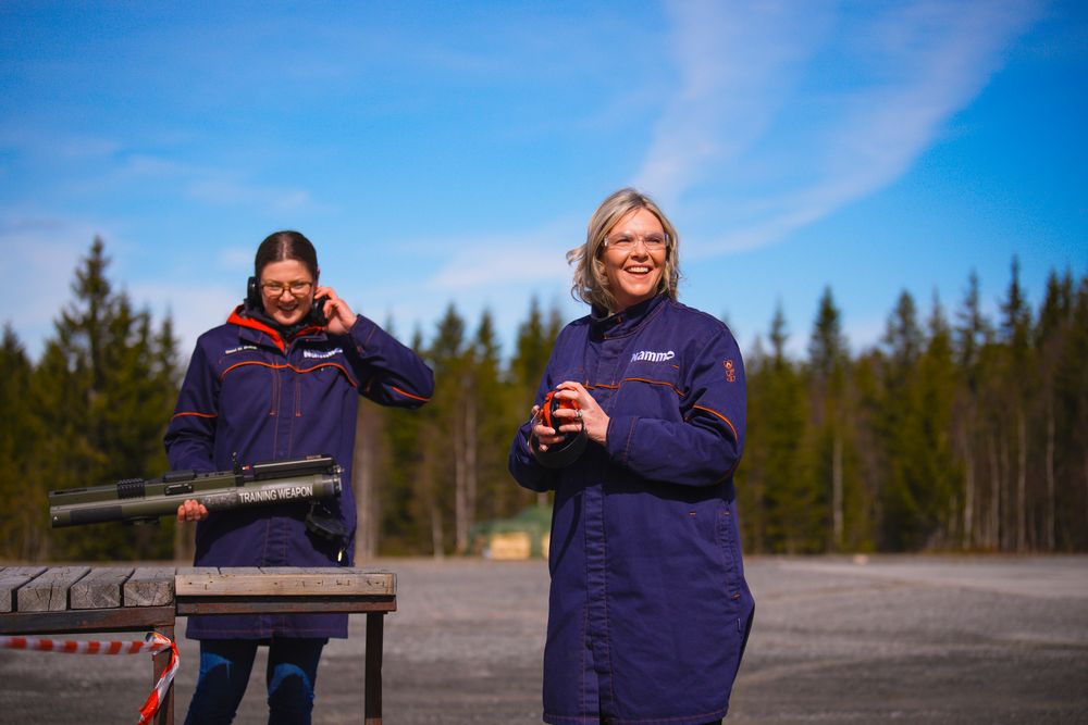 – Det er utrolig å tenke på at det pågår en krig ganske nært oss, sa Frp-lederen etter å ha skutt med en panservernrakett