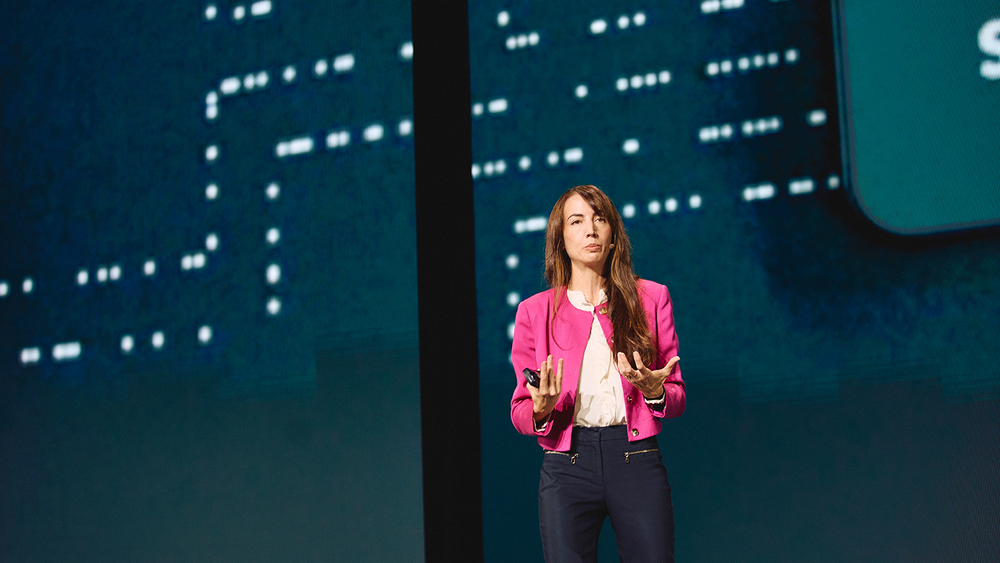 – På globalt plan rapporterer virksomheter allerede at de opererer med 70 prosent autonomi, med planer om å nå 80 prosent innen 2030, sier Gwenaelle Avice Huet, konserndirektør for industri i Schneider Electric. 