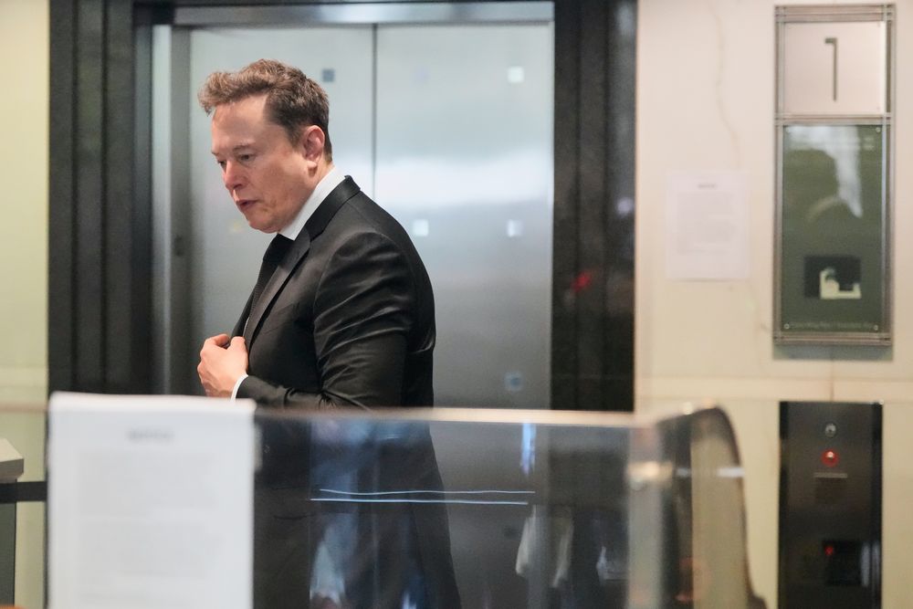 Elon Musk på vei inn i rettssalen for å vitne i søksmålet mot OpenAI. 