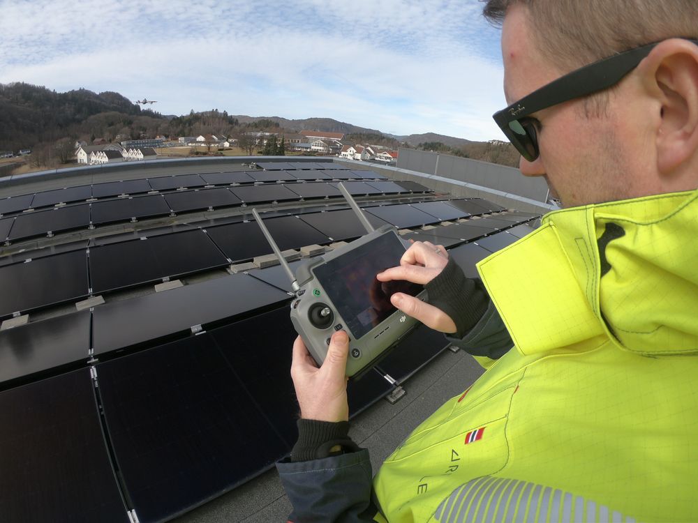 Termografering med drone avslører raskt solcellepaneler som er feilkoblet. Står feil uoppdaget over tid, kan det føre til brann.