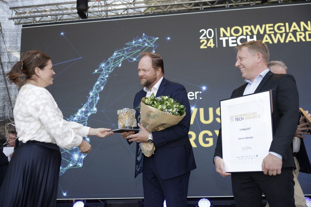 I 2024 vant Corvus Energy Norwegian Tech Award. Her får de blomster og diplom av Næringsminster Cecilie Myrseth på scenen i Kongsberg.