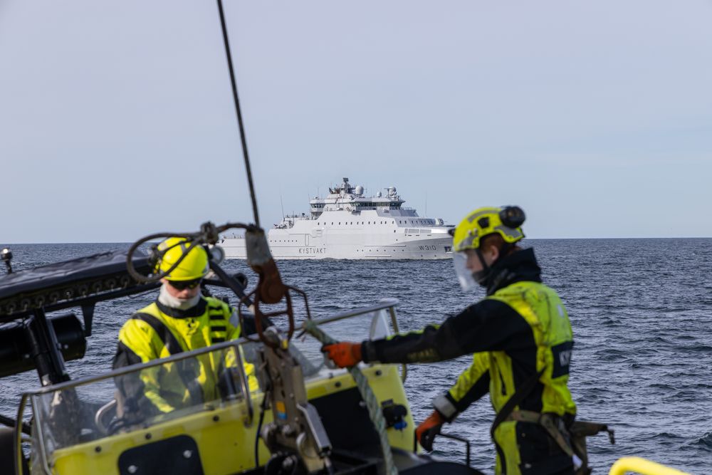 Her øver personell fra Kystvakten på å håndtere et havarert, atomdrevet skip. Havaristen simuleres av KV Jan Mayen, som ligger i bakgrunnen.