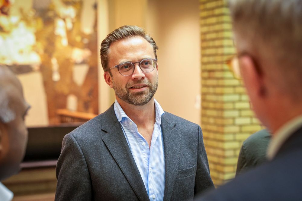 Høyres Nikolai Astrup i vandrehallen på Stortinget.