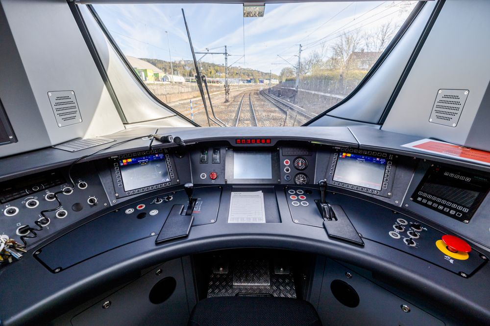 Alstom har ansvaret for omborddelen av ERTMS-utbyggingen og bygger om tog med nytt signalutstyr. Nå er selskapet og Bane Nor i retten i en strid om ekstrakostnader og forsinkelser i prosjektet.