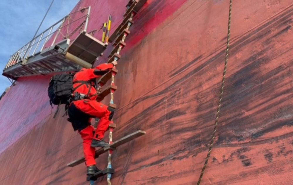 Svenske myndigheter bordet søndag en oljetanker de mistenker seiler under falskt flagg og tilhører den russiske skyggeflåten. 