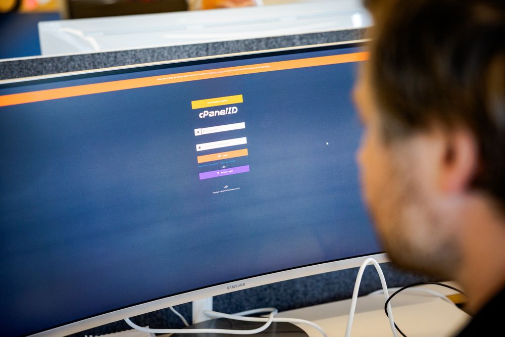 Kontrollpanelet cPanel, som styrer millioner av nettsteder verden over, er rammet av et alvorlig sikkerhetshull. Hackere utnytter nå feilen til å spre utpressingsvare i en massiv kampanje.