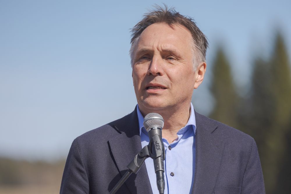 Forsvarsminister Tore O. Sandvik redegjorde for Stortinget mandag. Bildet er fra Rena i april.