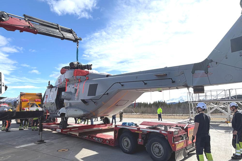 Helikopter klargjøres for transport fra Bardufoss. 