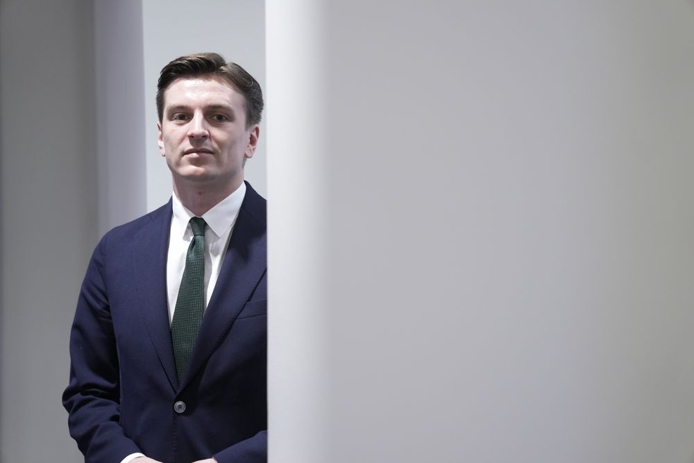 Høyres nestleder Ola Svenneby lurer på hvor kunnskapsminister Kari Nessa Nordtun (Ap) er blitt av i debatten om KI i skolen. 