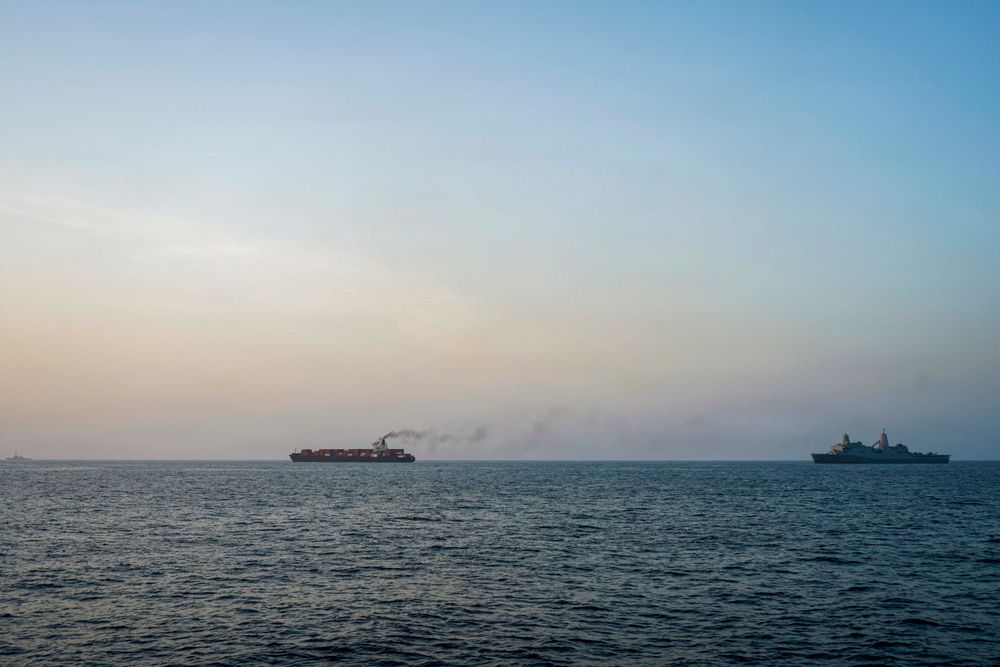 Amerikanske styrker patruljerer i Arabiahavet 20. april. USA har innført blokade mot iransk skipstrafikk. Skipet på bildet skal ha vært på vei mot Iran, og ble stanset.