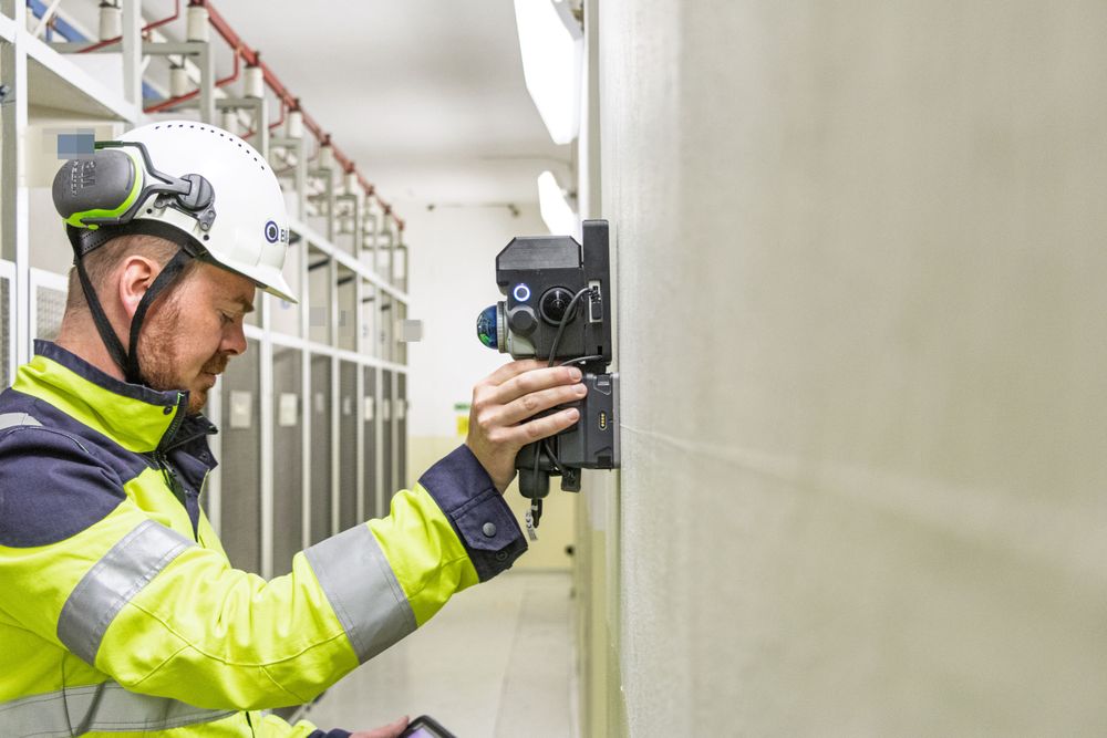 Johan Besse Stamnes i Birdsview skanner betongveggen i Sandviken transformatorstasjon med en håndholdt bakkepenetrerende radar. Det sparer BKK for opp til 200.000 kroner.